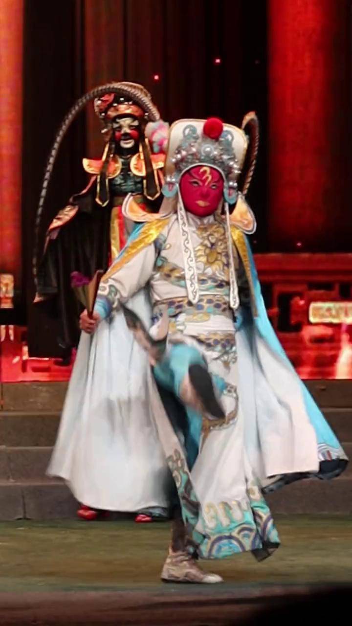 包含川剧变脸大师现场表演，增添活动亮点的词条