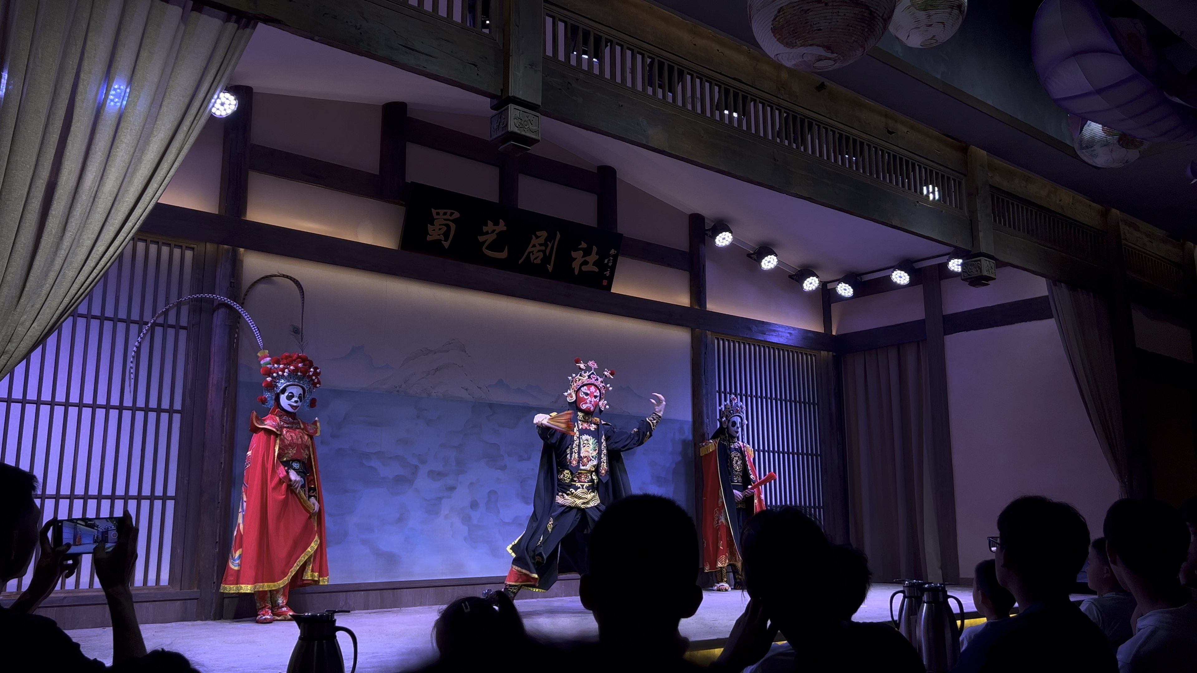 包含川剧变脸大师现场表演，增添活动亮点的词条