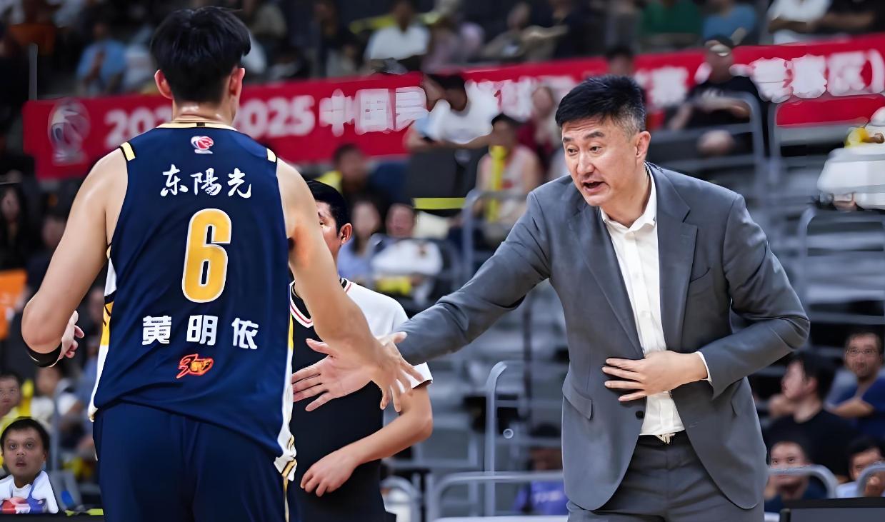 林崴31分同曦不敌广东李弘权26分上海胜四川