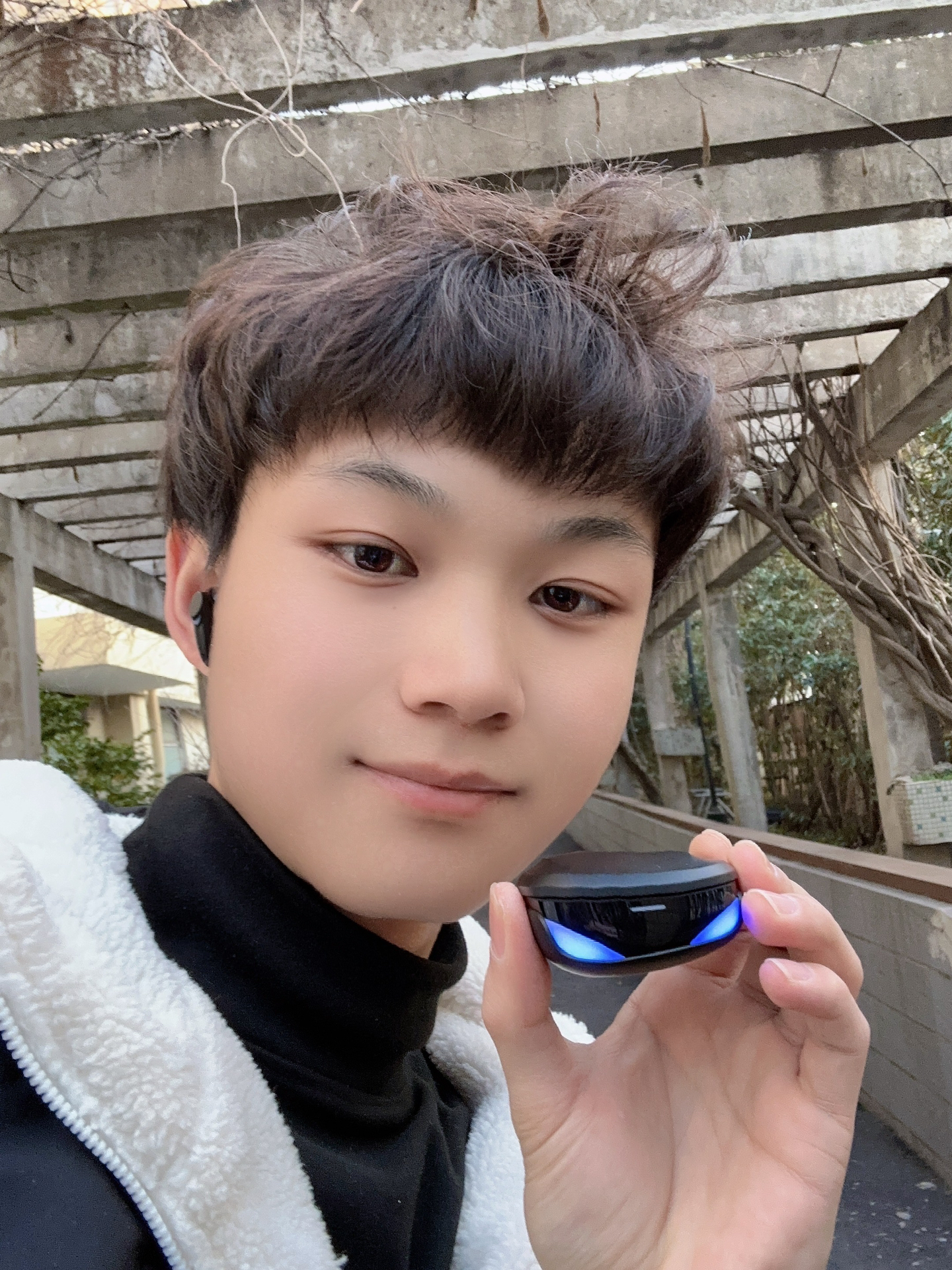 那个志愿报了电竞的男孩，如今在直播间卖耳机的简单介绍